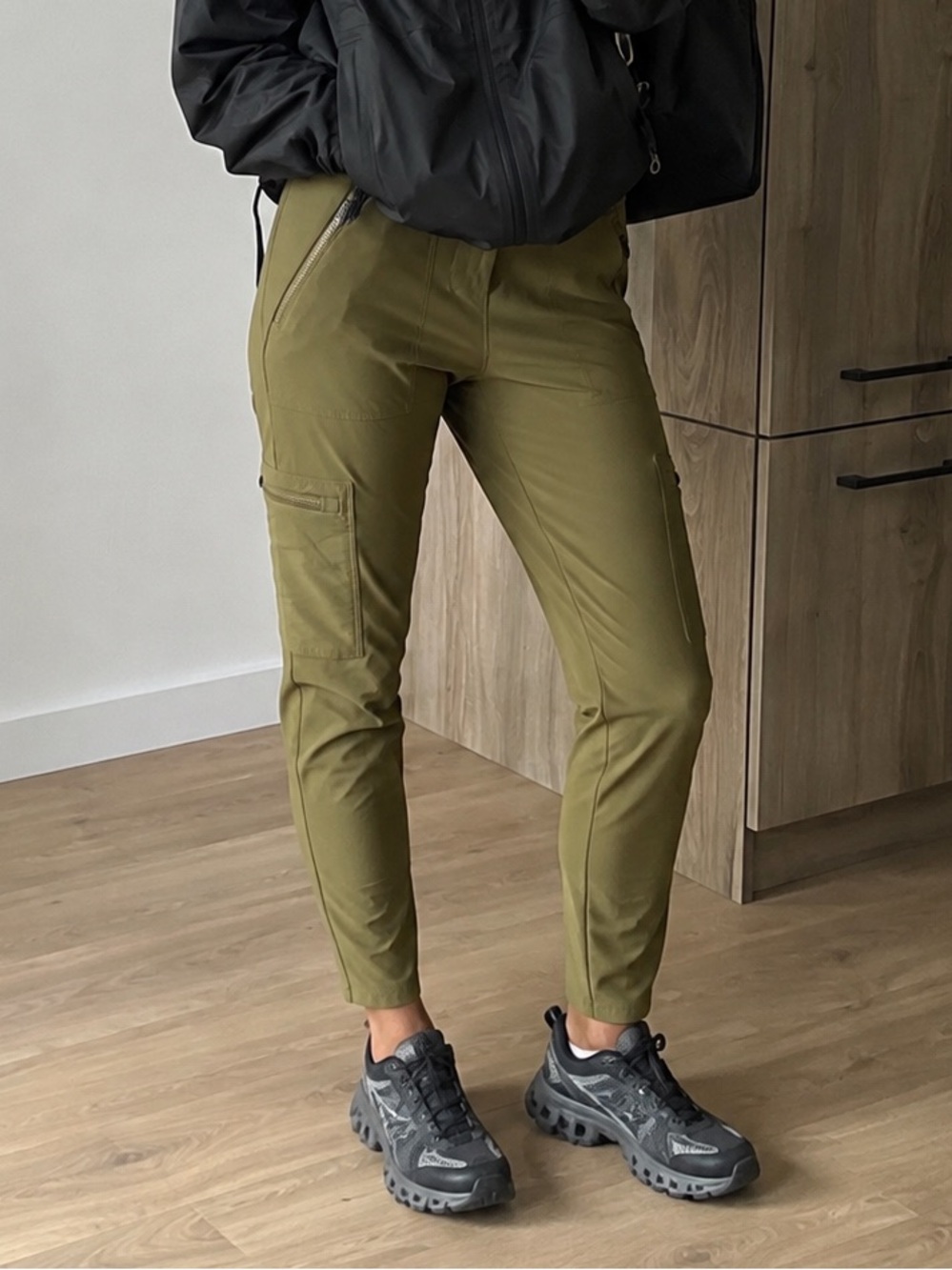 Athleta Headlands Hybrid Cargo II Tight 12P Olive Green Utility Pants Gorpcore